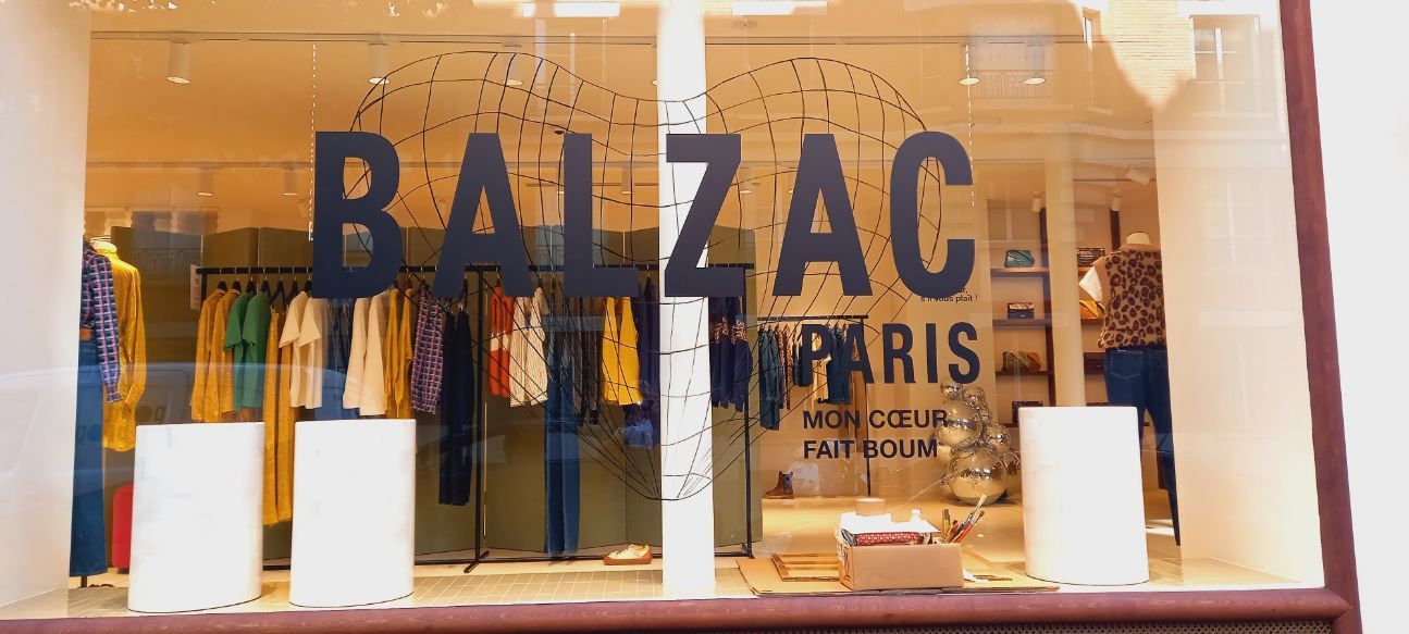 vitrine personnalisée Flocage Serigraphie vitrine décor magasin