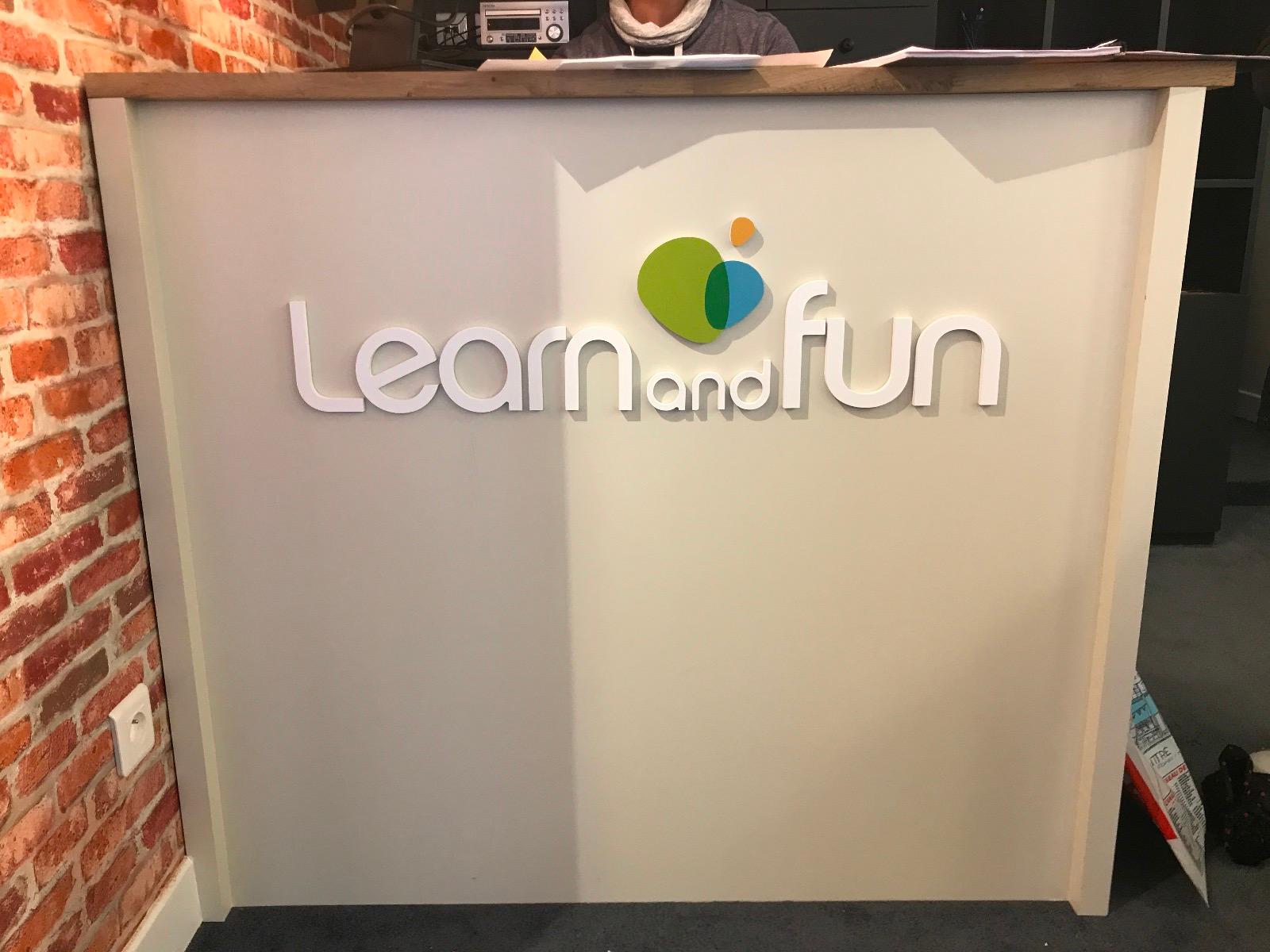 Lettres relief, comptoir, accueil