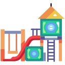 Spielplatz mit Schaukel, Rutsche und Klettergerüst.