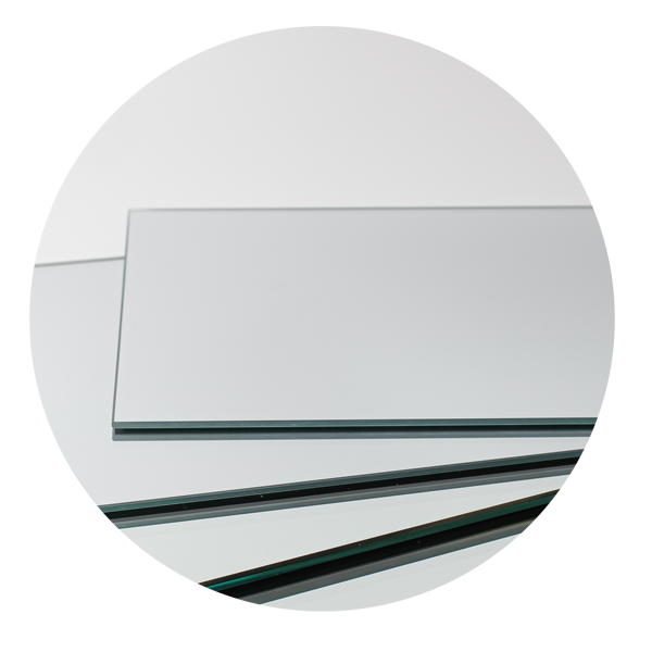 Drei Glasstücke sind kreisförmig übereinander gestapelt