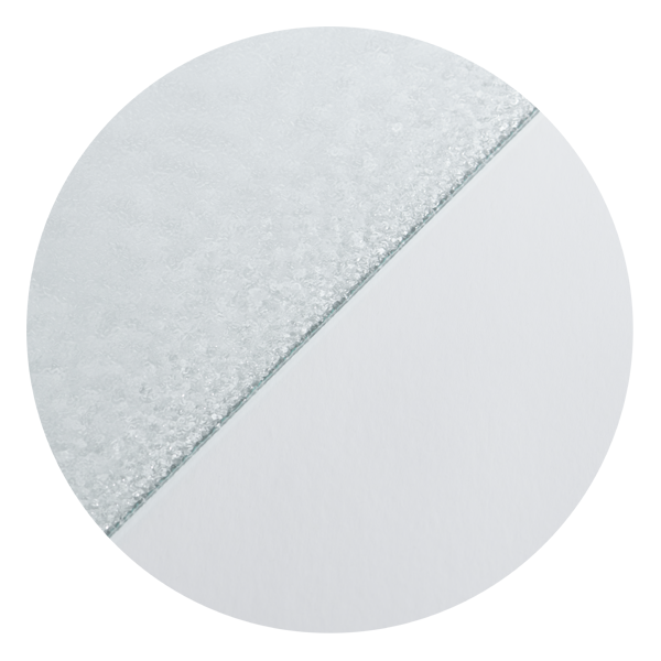 Eine Nahaufnahme eines Stückes weißen Stoffs in einem Kreis auf einem weißen Hintergrund.