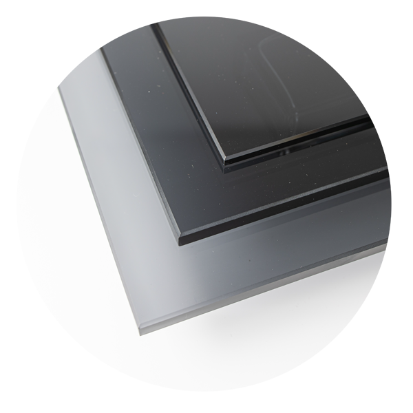 Eine Nahaufnahme eines schwarzen Gegenstands in einem Kreis auf weißem Hintergrund