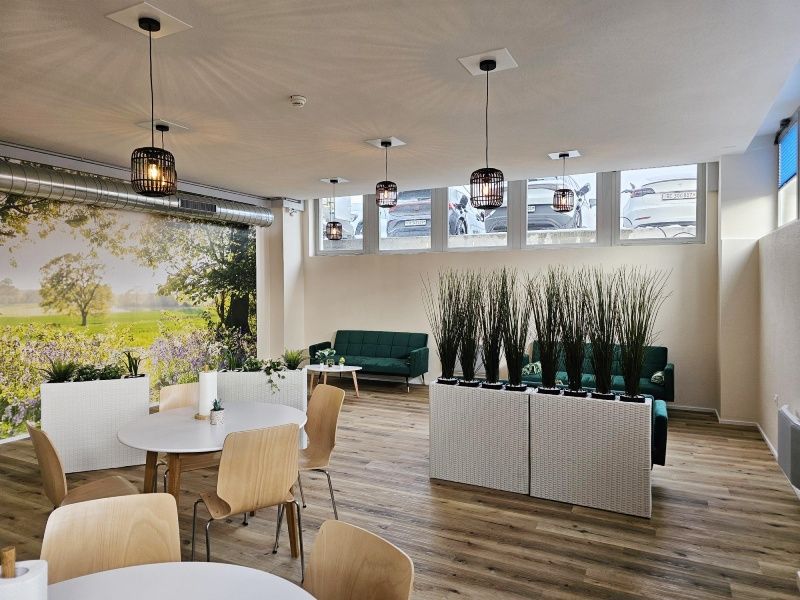 Une grande pièce avec des tables, des chaises et un canapé.