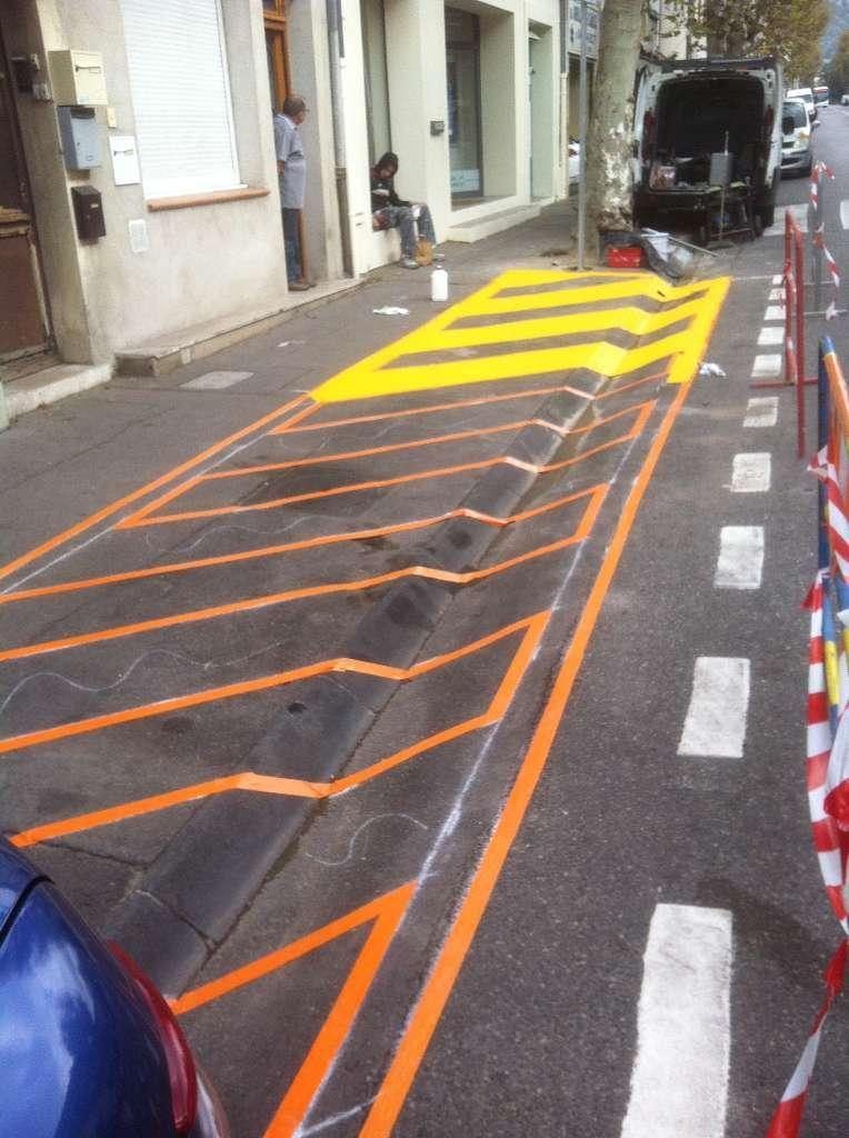 Délimitation d'un marquage au sol à l'aide d'un ruban orange