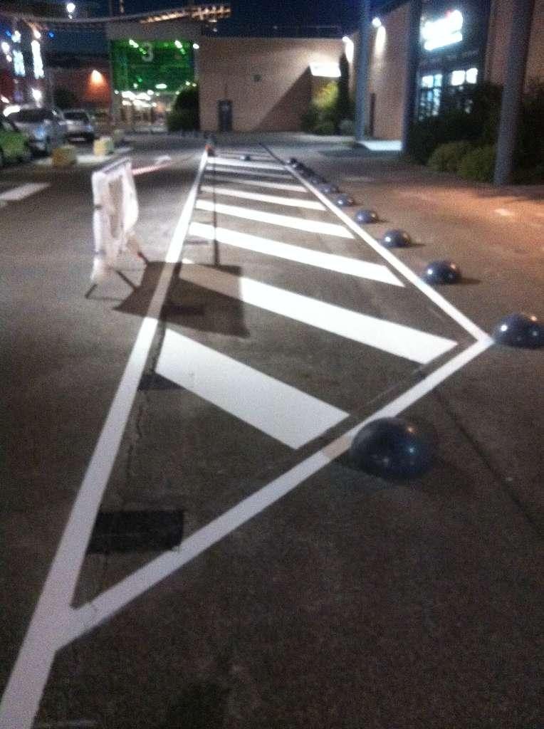 Signalisation d'interdiction de stationnement de couleur blanche dans la rue