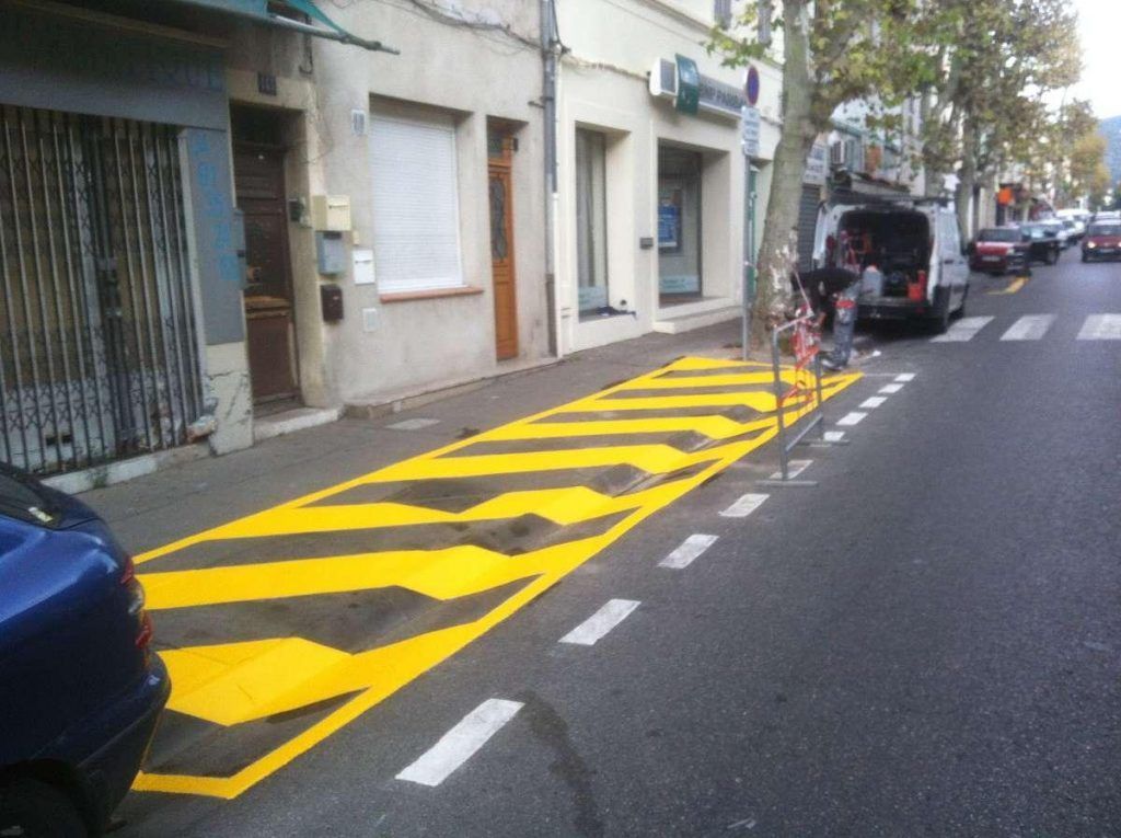Signalisation d'interdiction de stationnement de couleur jaune dans la rue
