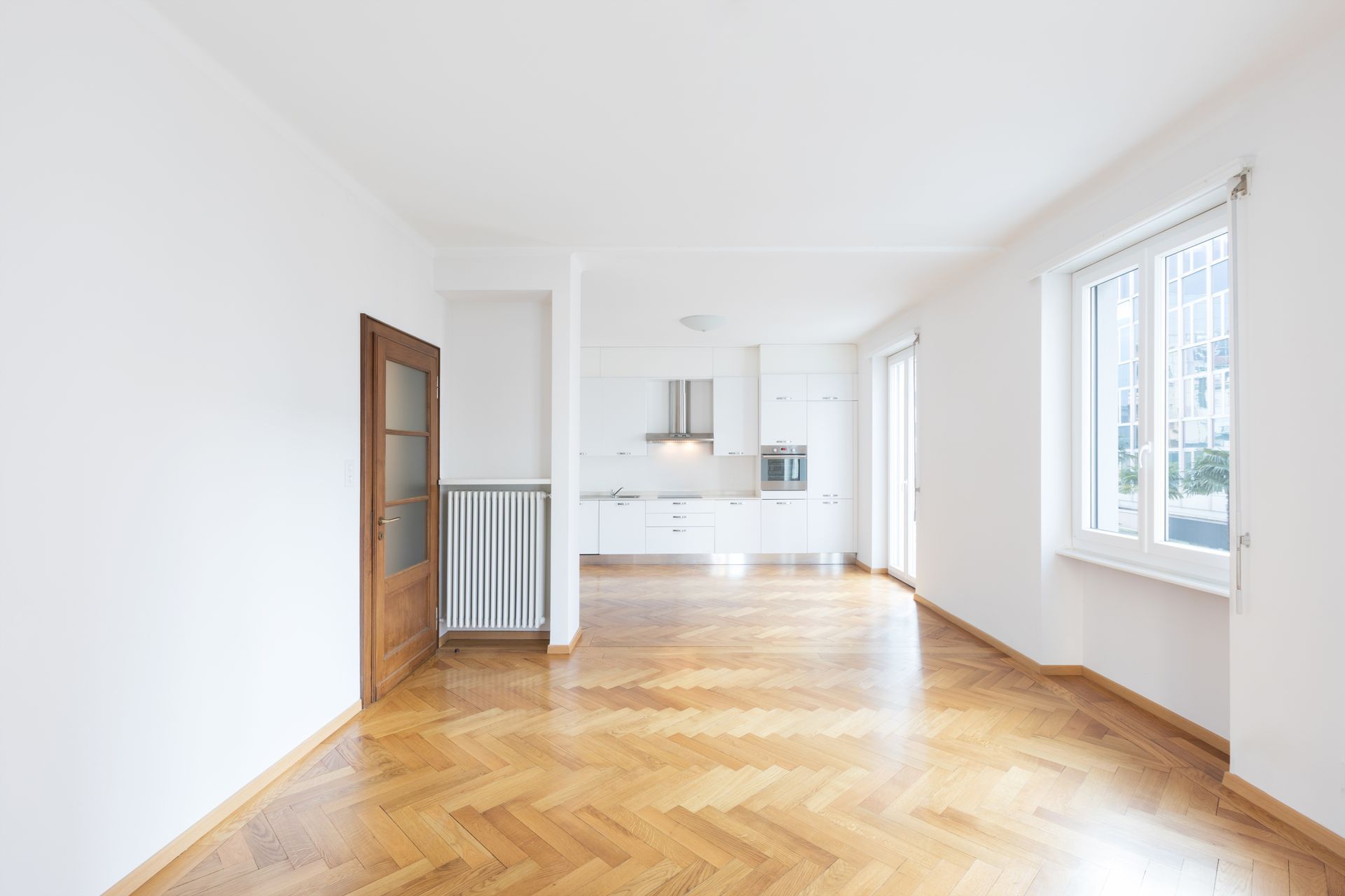 Grande pièce de vie avec cuisine au fond de la pièce