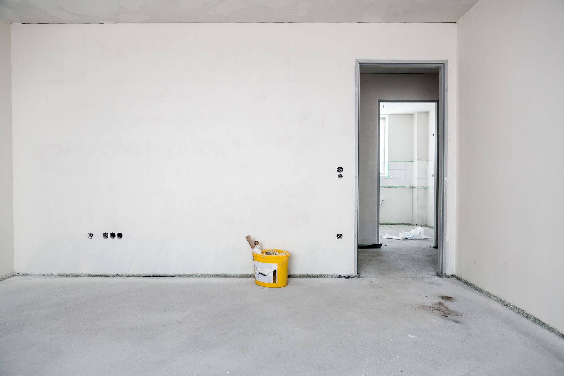 Pot de peinture placé dans une pièce vide