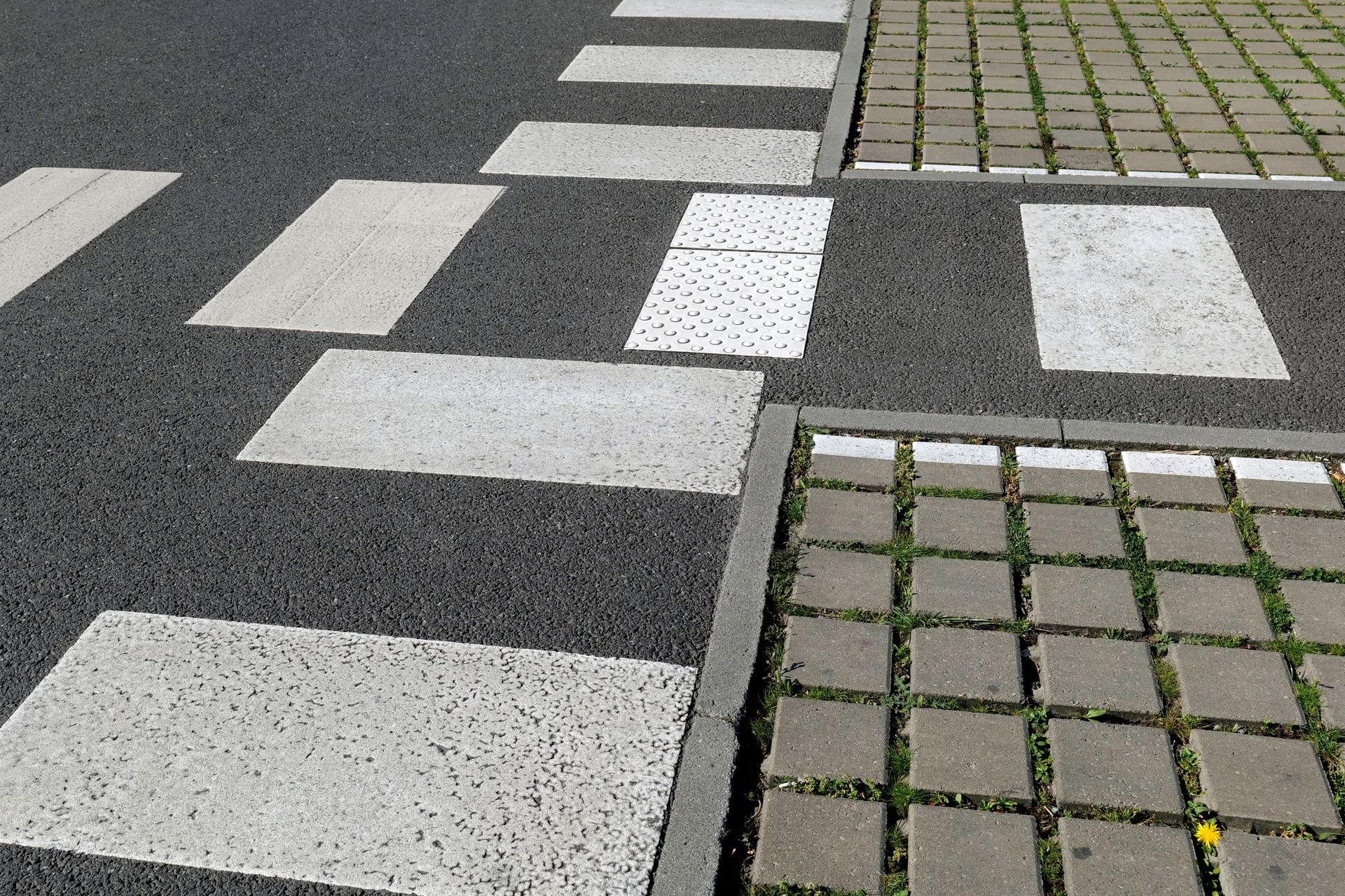 Marquage au sol de passage piéton sur le bitume