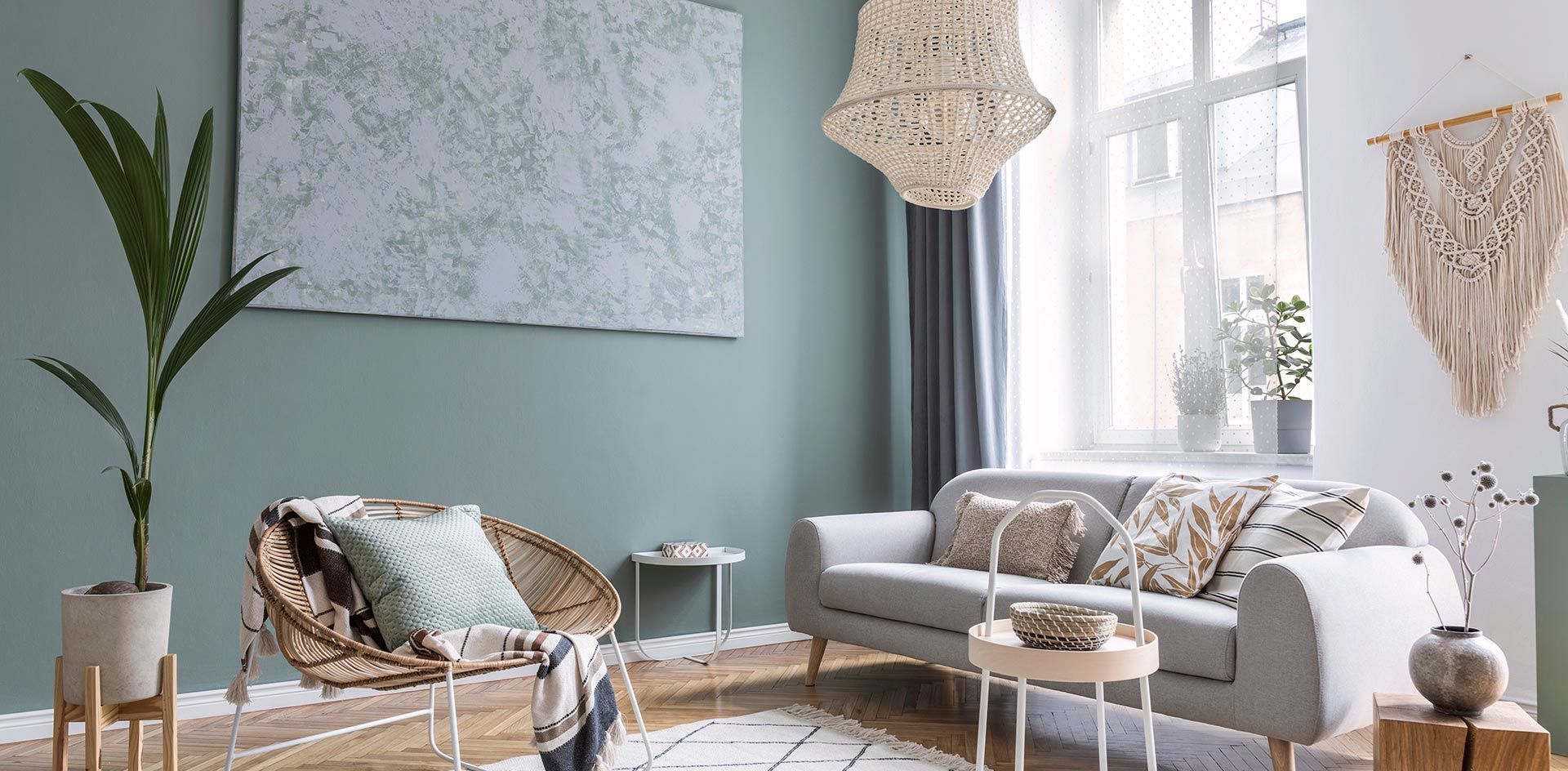 Salon design avec un mur peint en vert