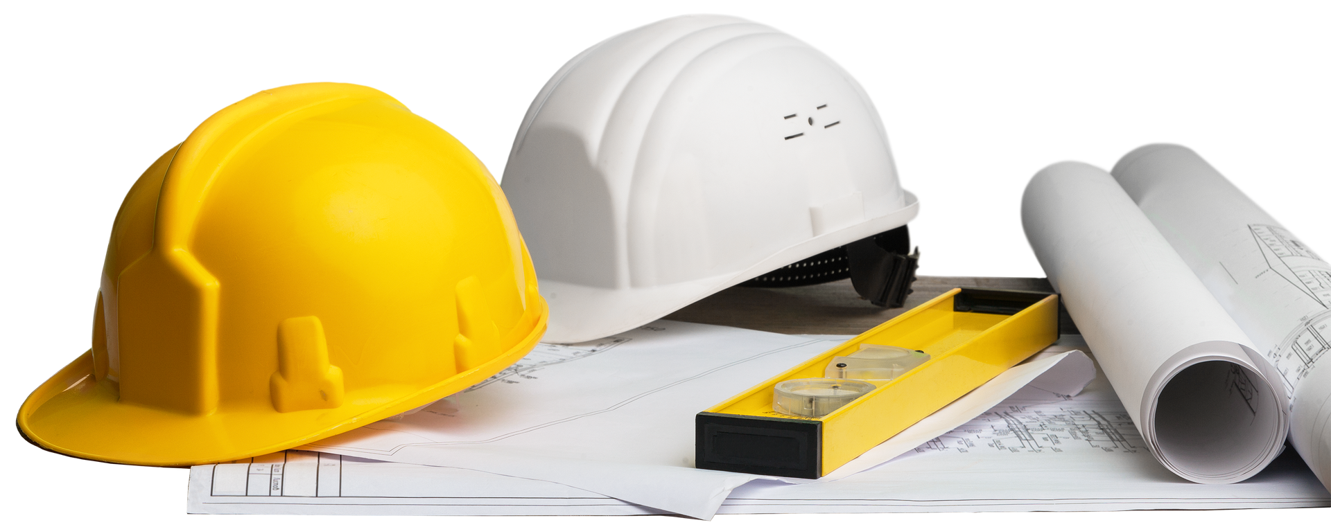 Deux casques de chantier posés sur des plans