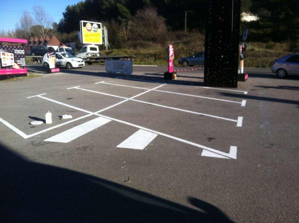 Sept places de parking en extérieur