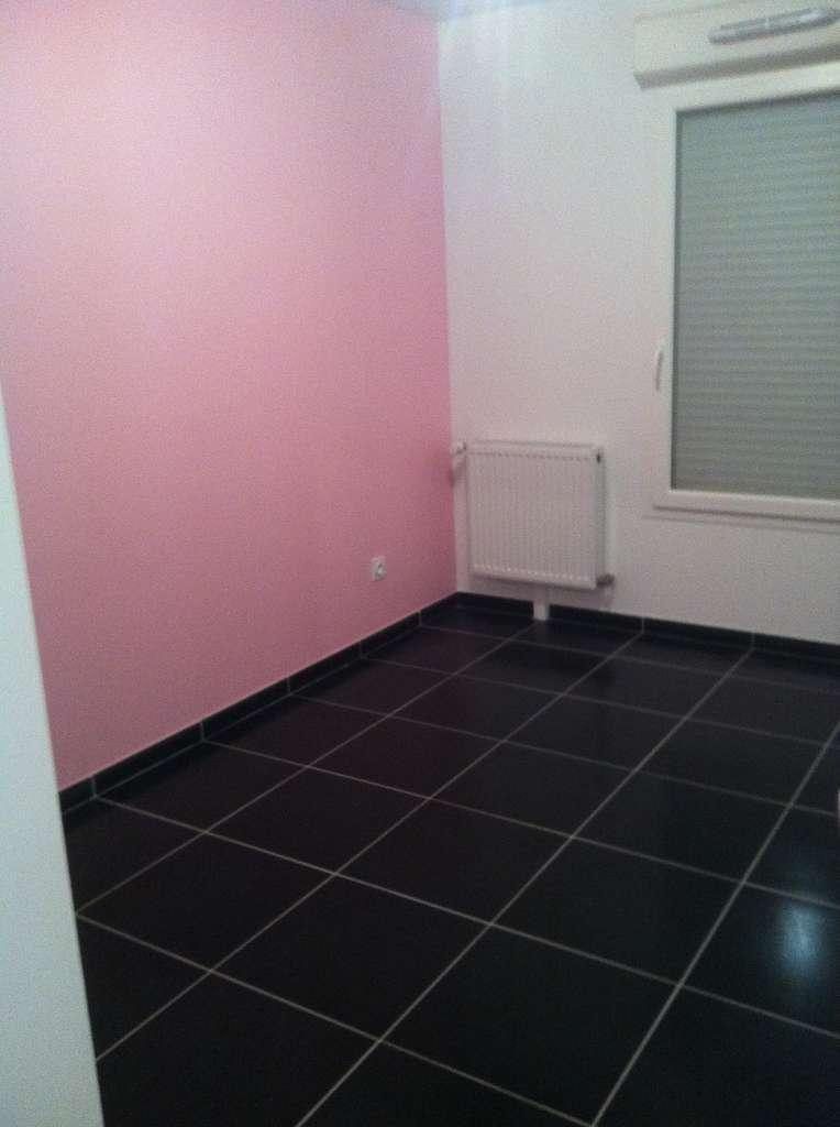 Pièce carrelée avec un mur de couleur rose