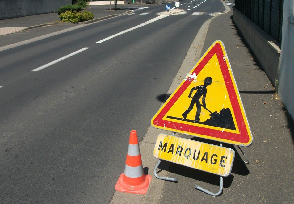 Panneau de signalisation indiquant des travaux sur la route
