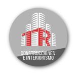 El logotipo de construcciones e interiorismo es un círculo con un edificio encima.