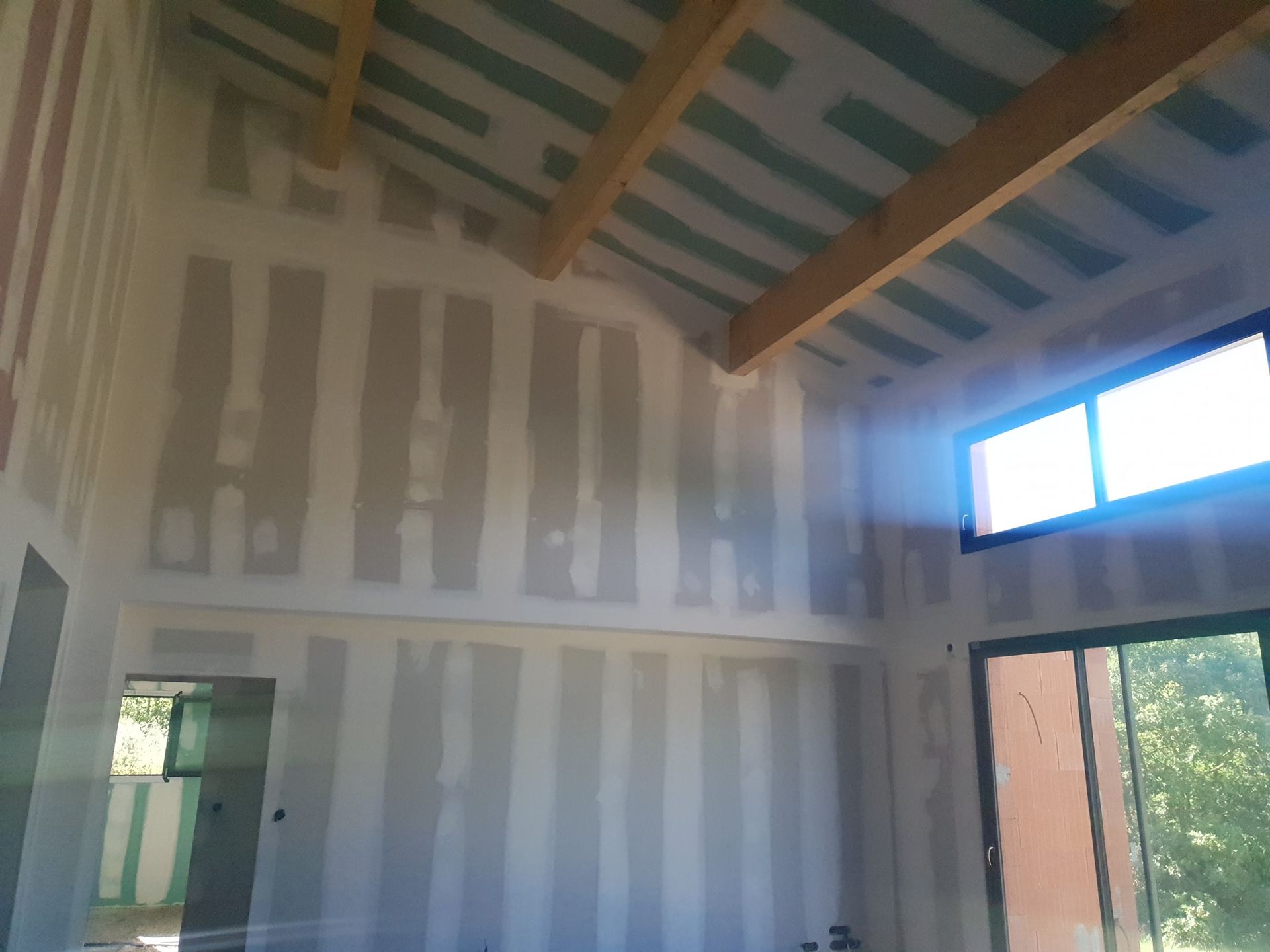 Plaques de plâtre sur les murs et au plafond