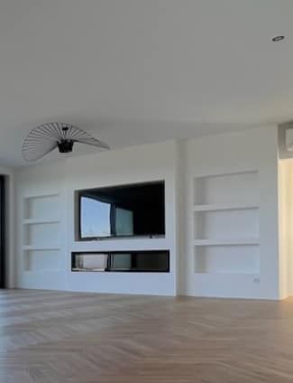 Mur en plaque de plâtre avec télévision et étagère incrustée