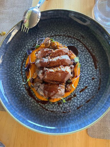 Un primer plano de un plato de comida en una mesa con un tenedor y una cuchara.