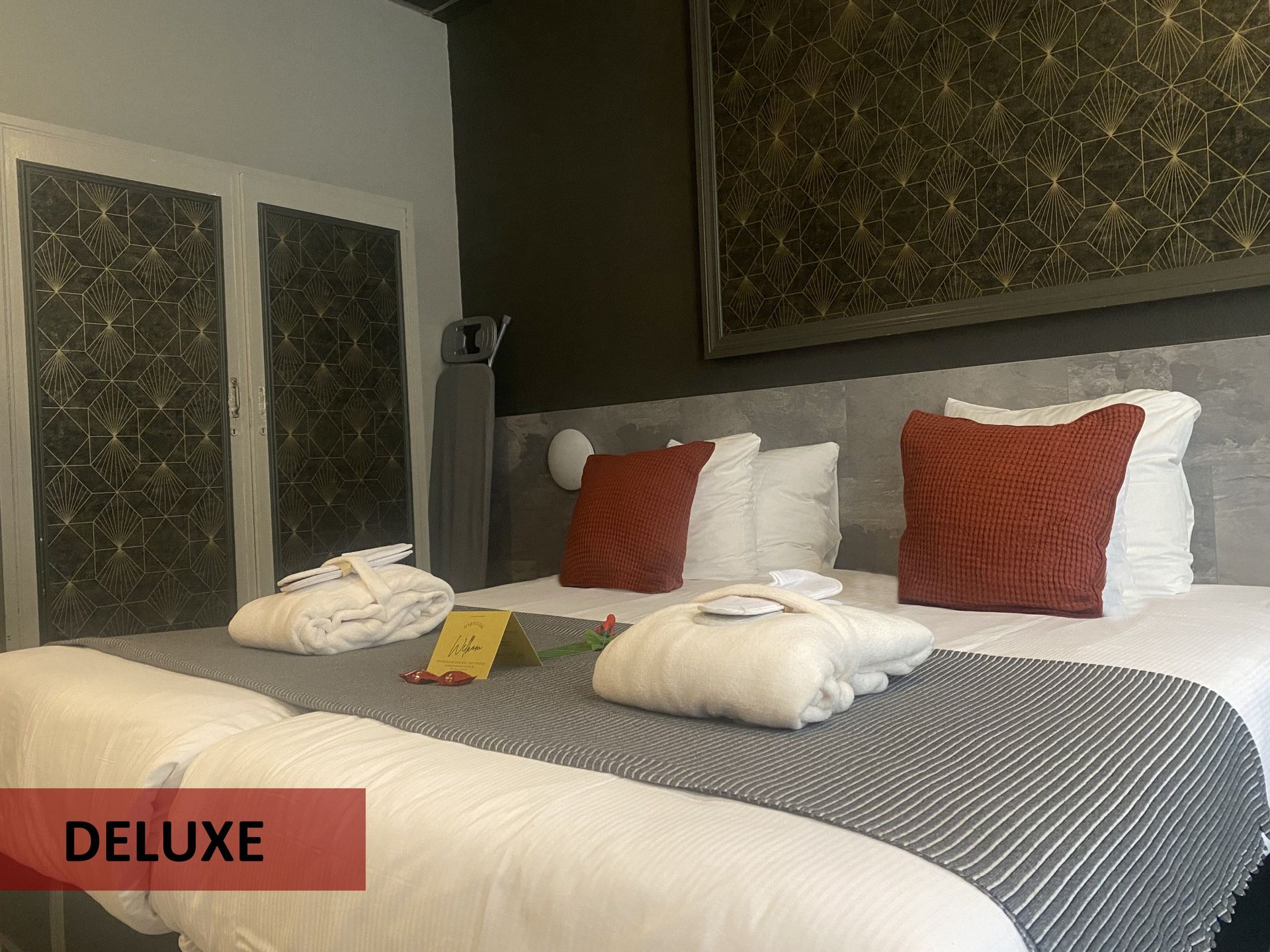 Een luxe hotelkamer met een bed en kussens