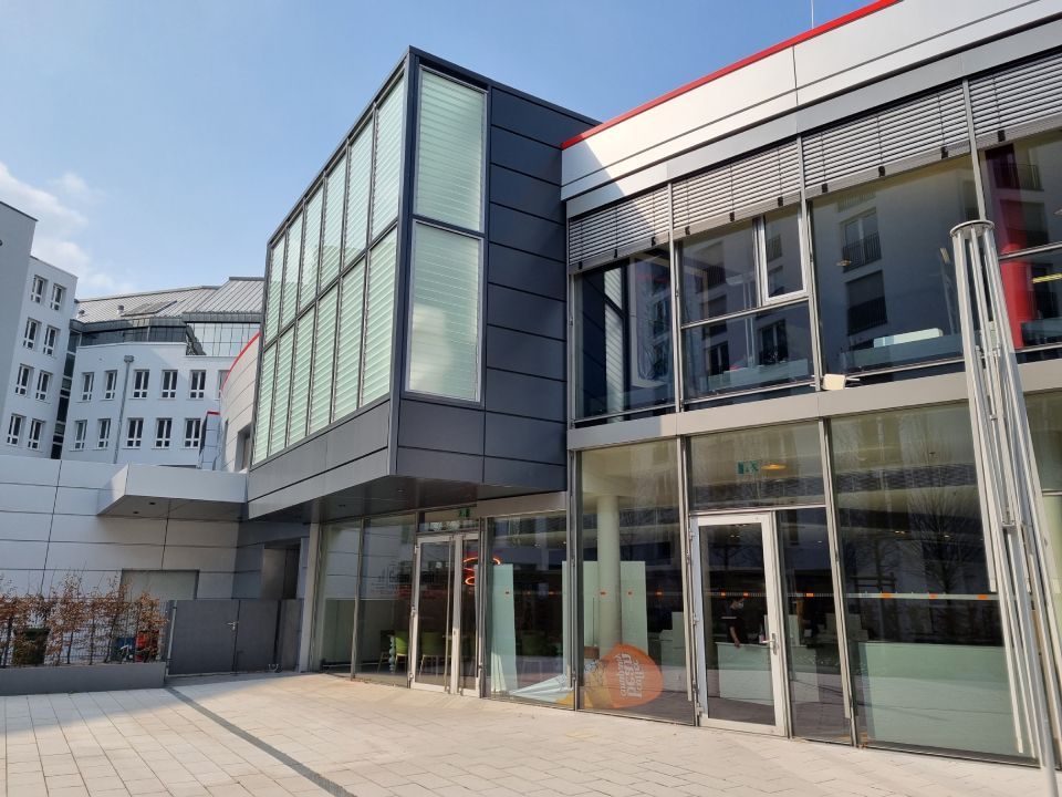 Glaszaun für ein Fast-Food, Arbeit von Gergs Glas-Kunststoff-Metallbau