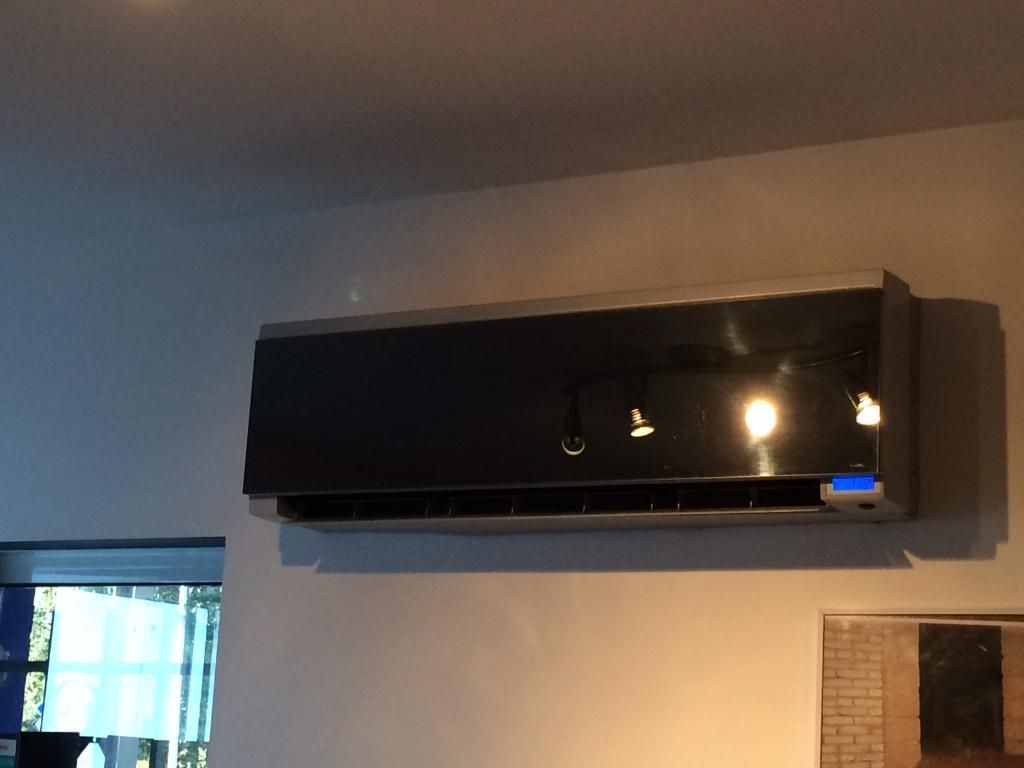 Pompe à chaleur air-air de couleur noire