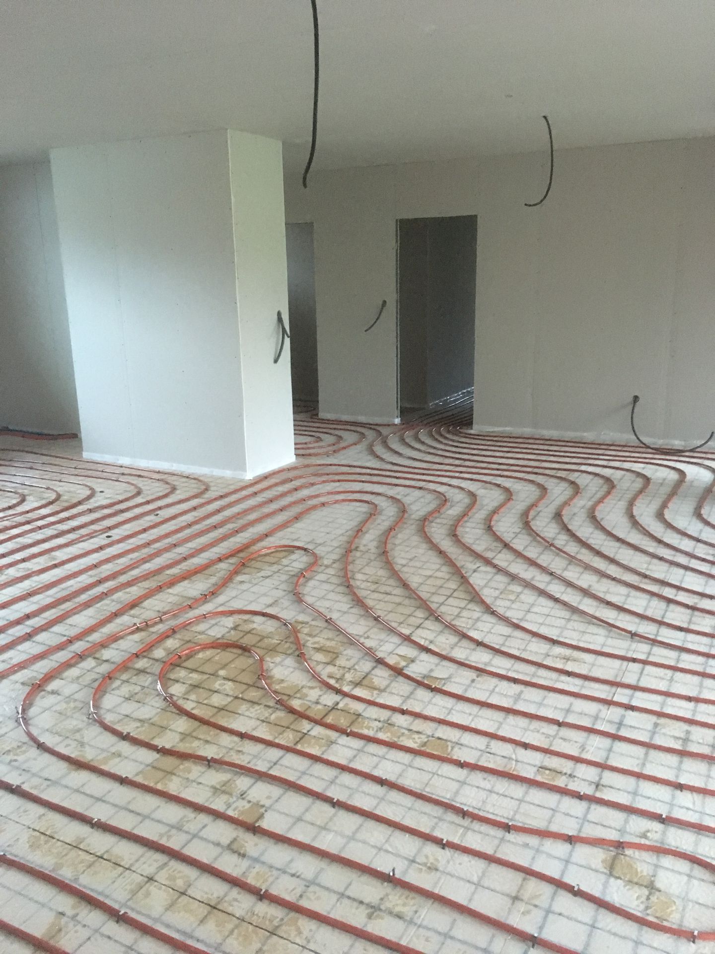 Installation de plancher chauffant dans une pièce ouverte