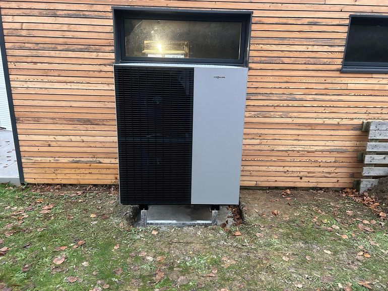 Bloc extérieur de pompe à chaleur avec un bardage en bois