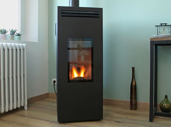 Poêle à granulés en marche dans un salon couleur bleu lagon