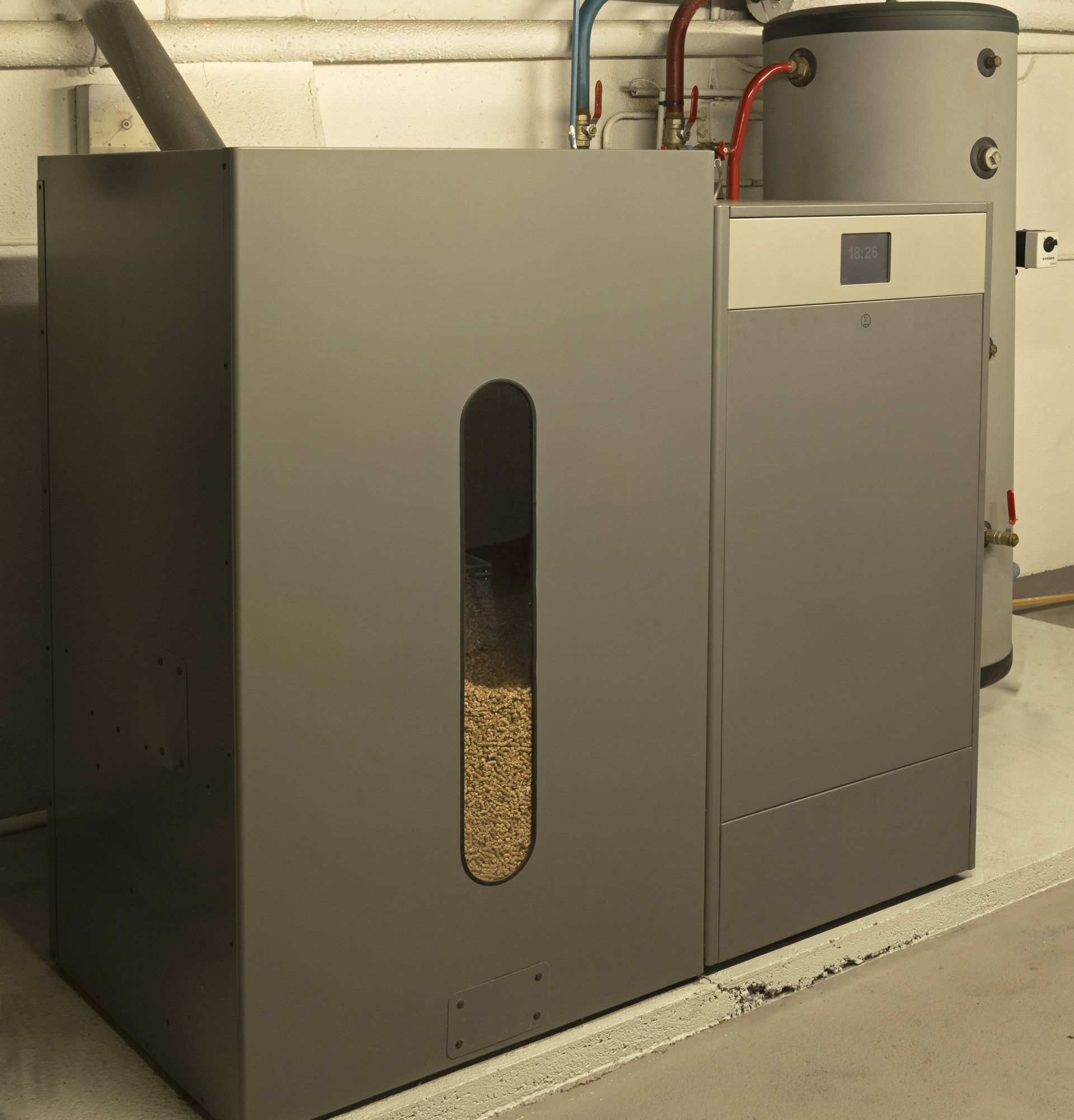 Chaudière à pellet grise avec un réservoir à moitié plein