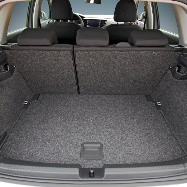 Coffre de voiture vide avec moquette grise et sièges arrière visibles.