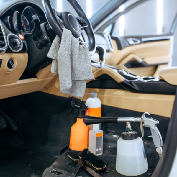 Installation de nettoyage intérieur de voiture : vaporisateurs, outils de nettoyage et serviette en microfibre .