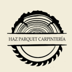 Logotipo de un corte transversal del tronco que se fusiona con una hoja de sierra, con el texto "HAZ PARQUET CARPINTER&Iacute;A".