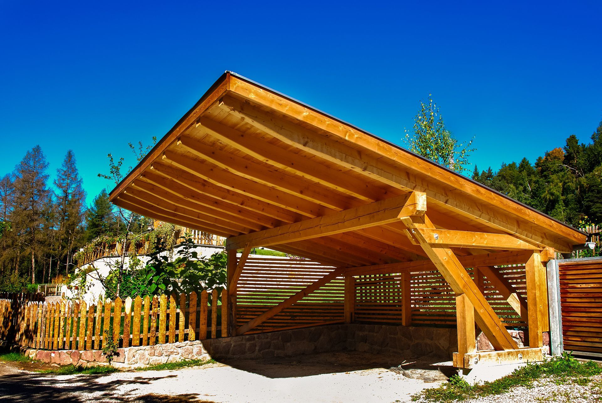 Carport en bois en jardin