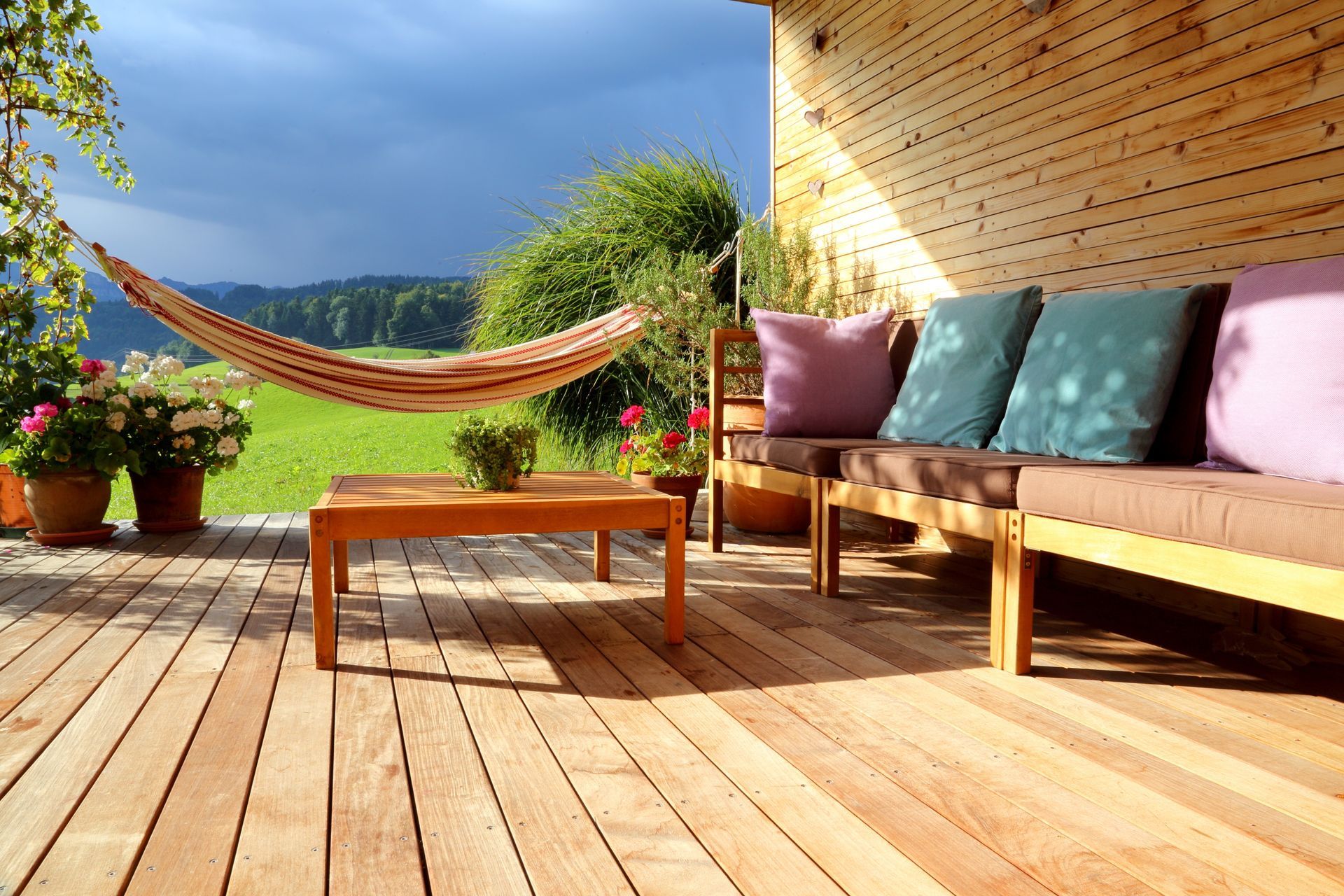 Terrasse en bois agrémentée de mobilier et d'un hamac