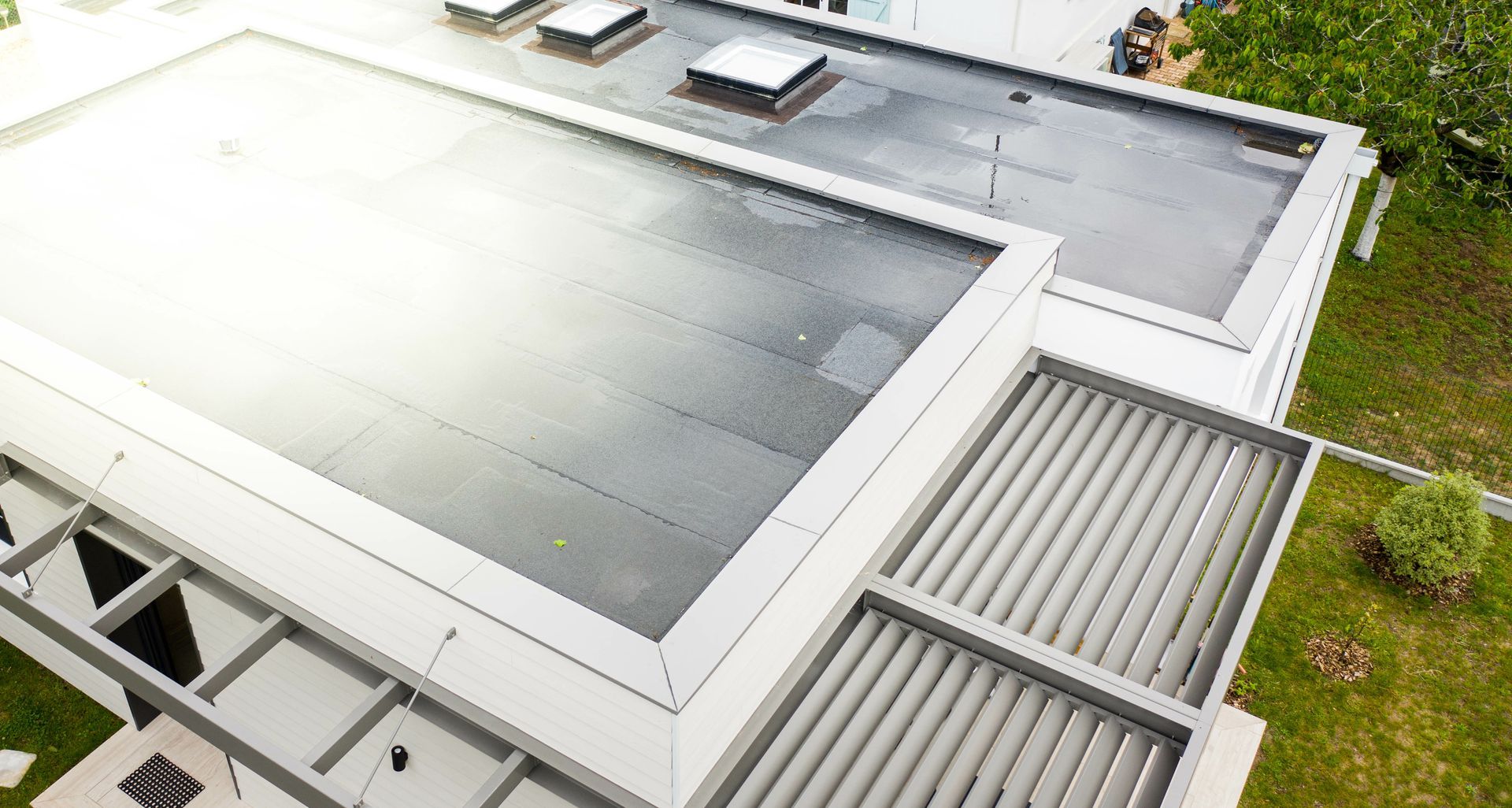 Toit plat d'un bâtiment blanc moderne