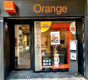 El frente de una tienda de naranjas con un escaparate.