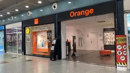 Una tienda de naranjas está ubicada en un centro comercial.