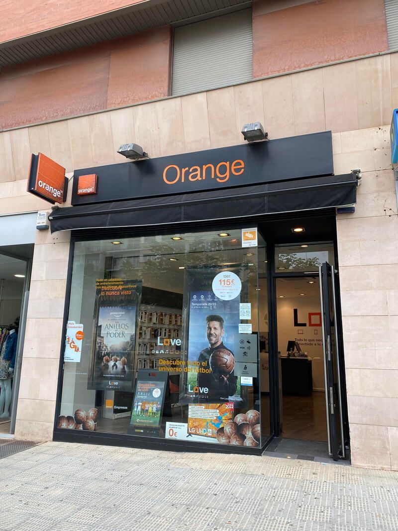 Un escaparate con un cartel que dice naranja.