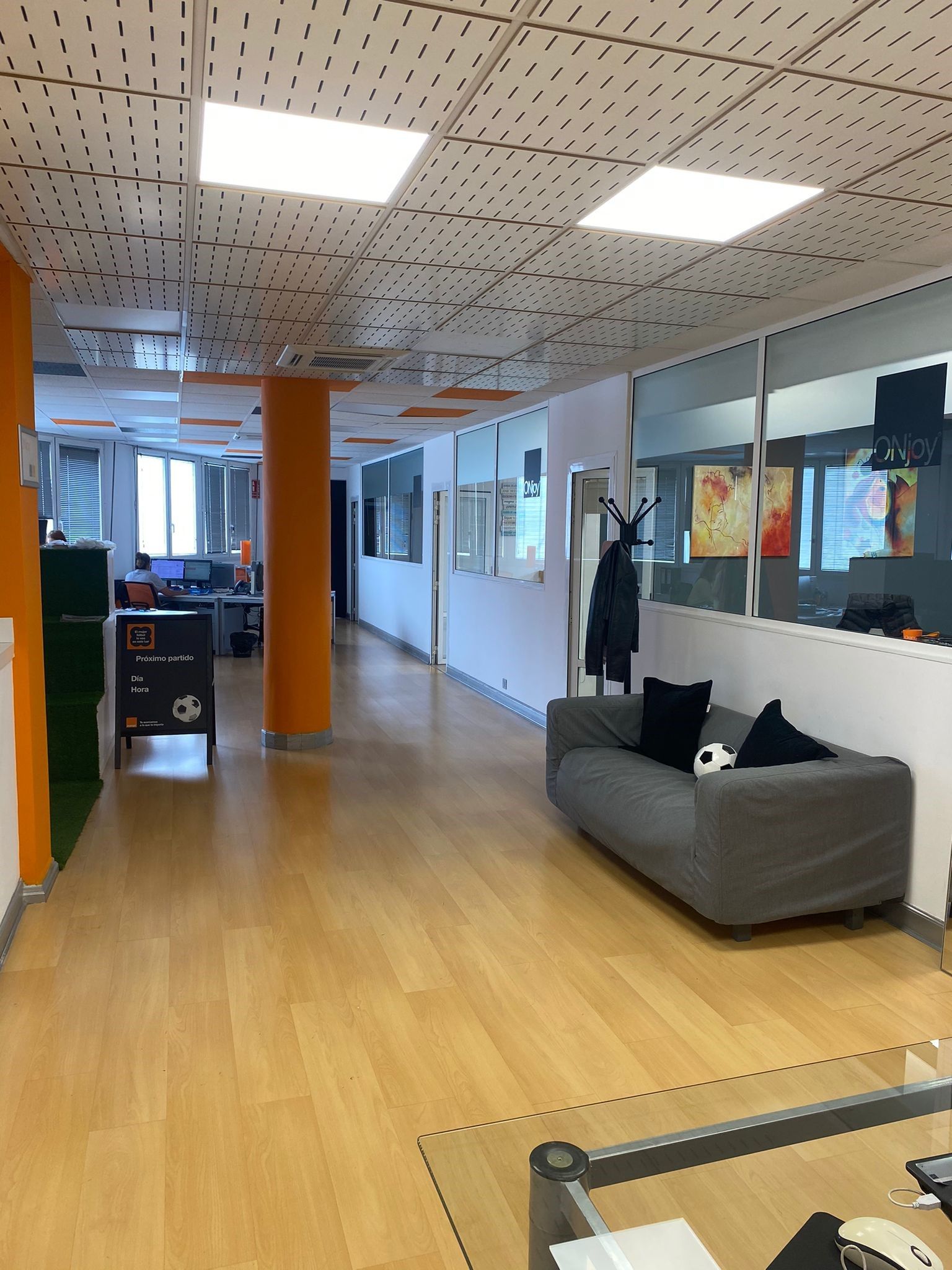Una habitación grande con un sofá y una mesa.