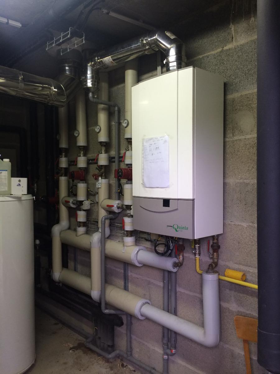 Chaufferie vestiaire foot Chaudière gaz murale