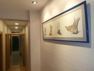 Un pasillo con una imagen de pies en la pared.