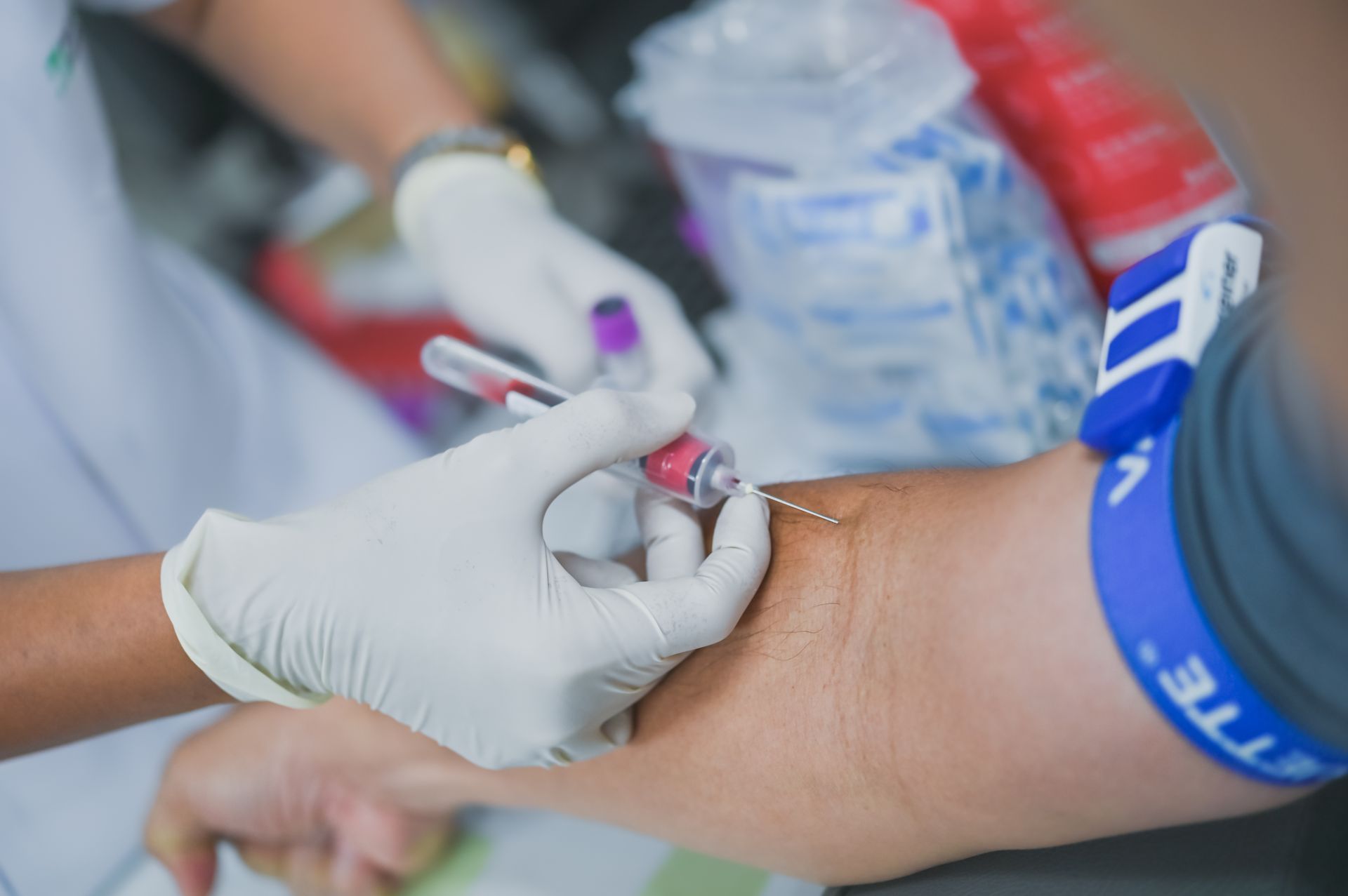 Pris de sang réalisée par un infirmier à domicile