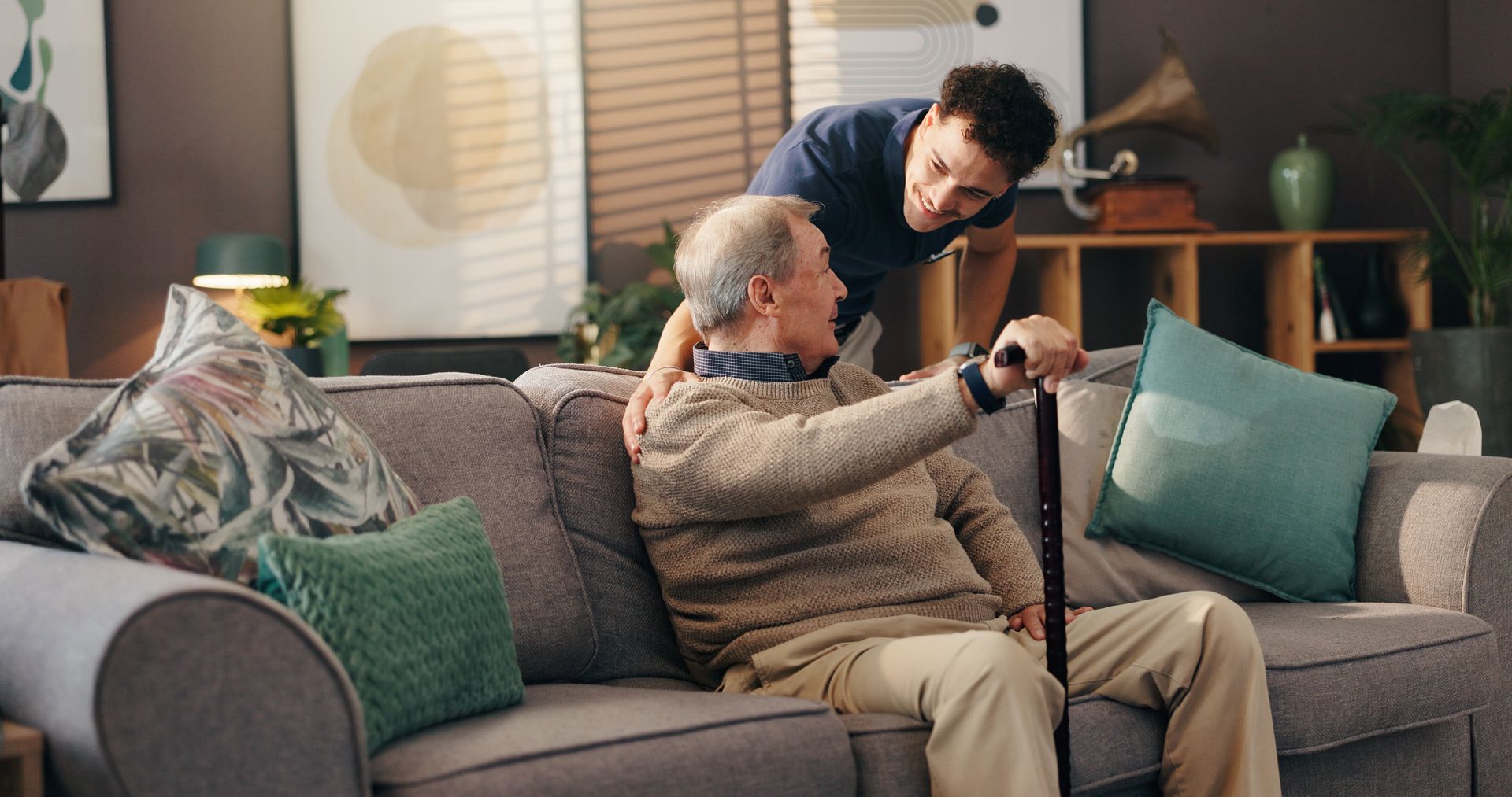 Accompagnement d’une personne âgée à domicile par un infirmier