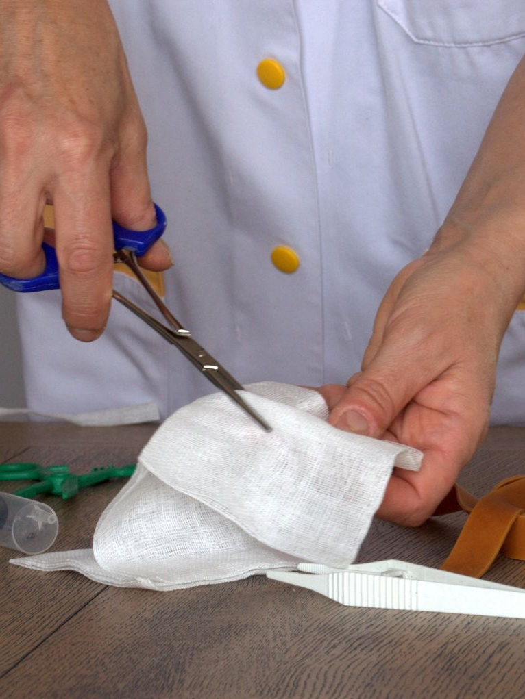Infirmier manipulant une compresse