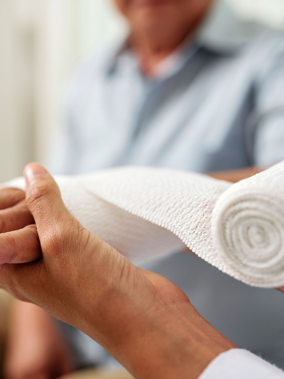 Changement d'un bandage à la main