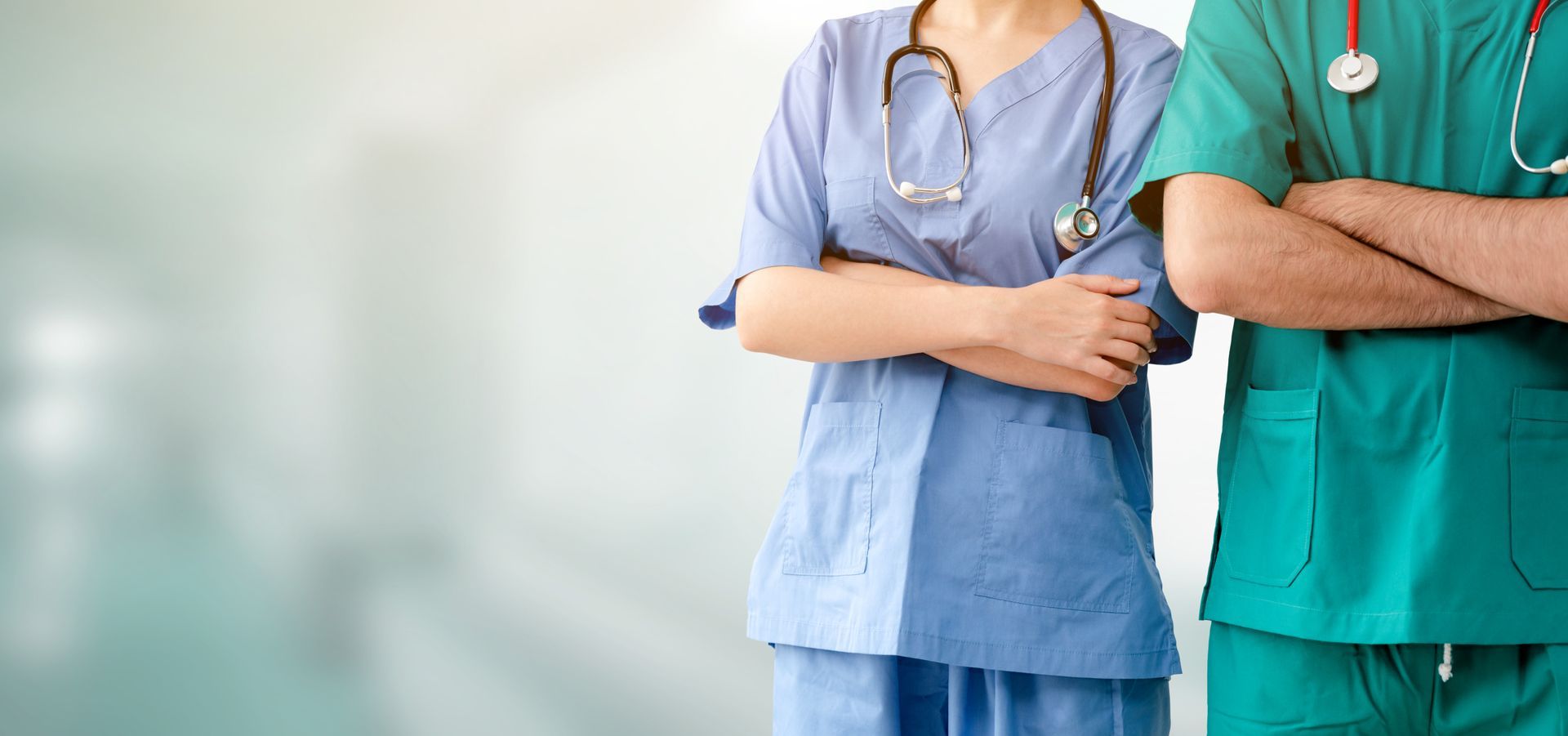 Deux infirmiers croisant les bras