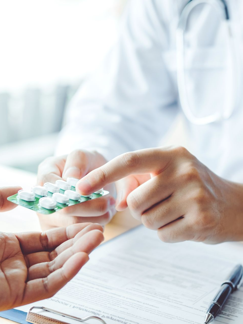 Médecin montrant une plaquette de médicaments
