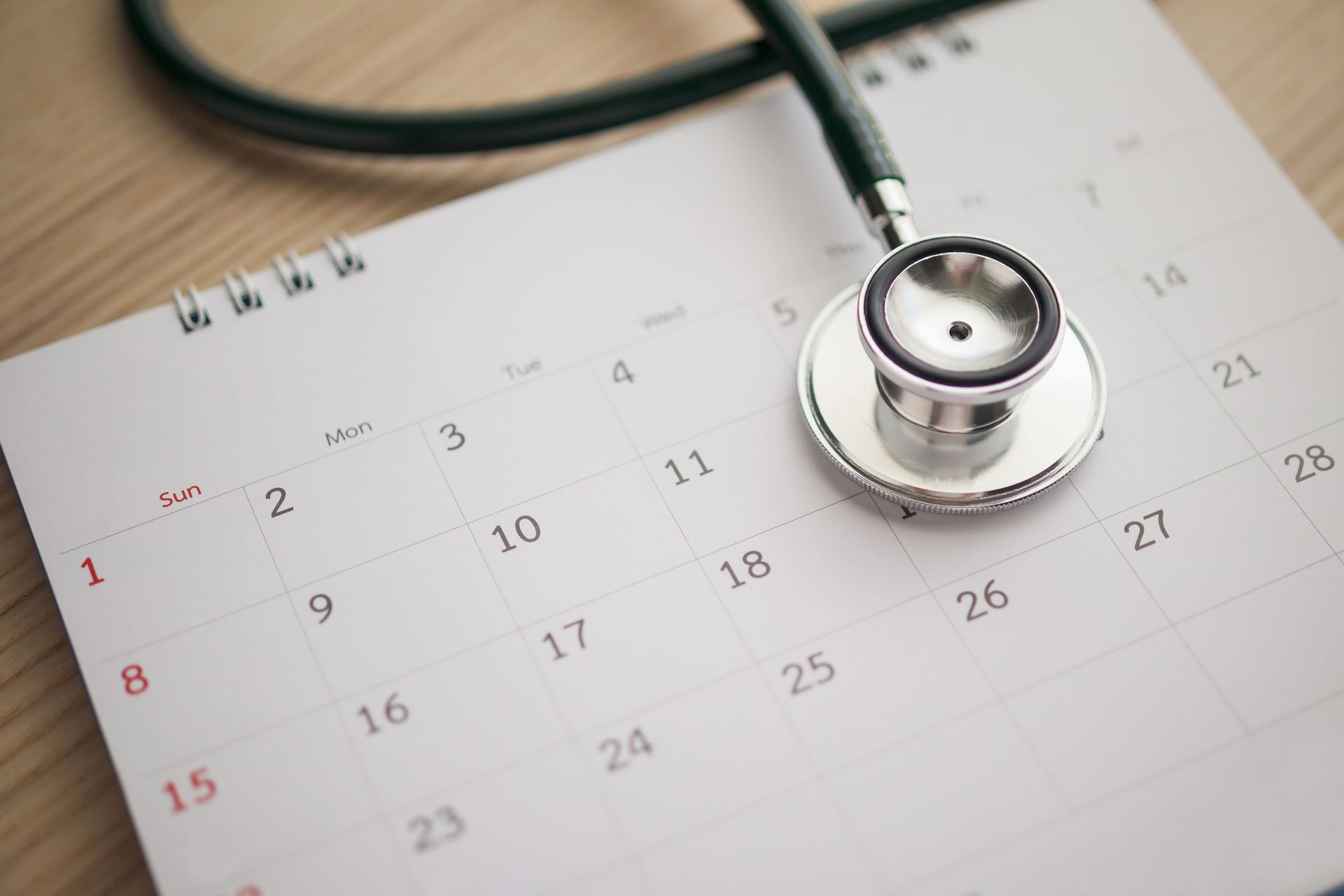 Stéthoscope posé sur un calendrier