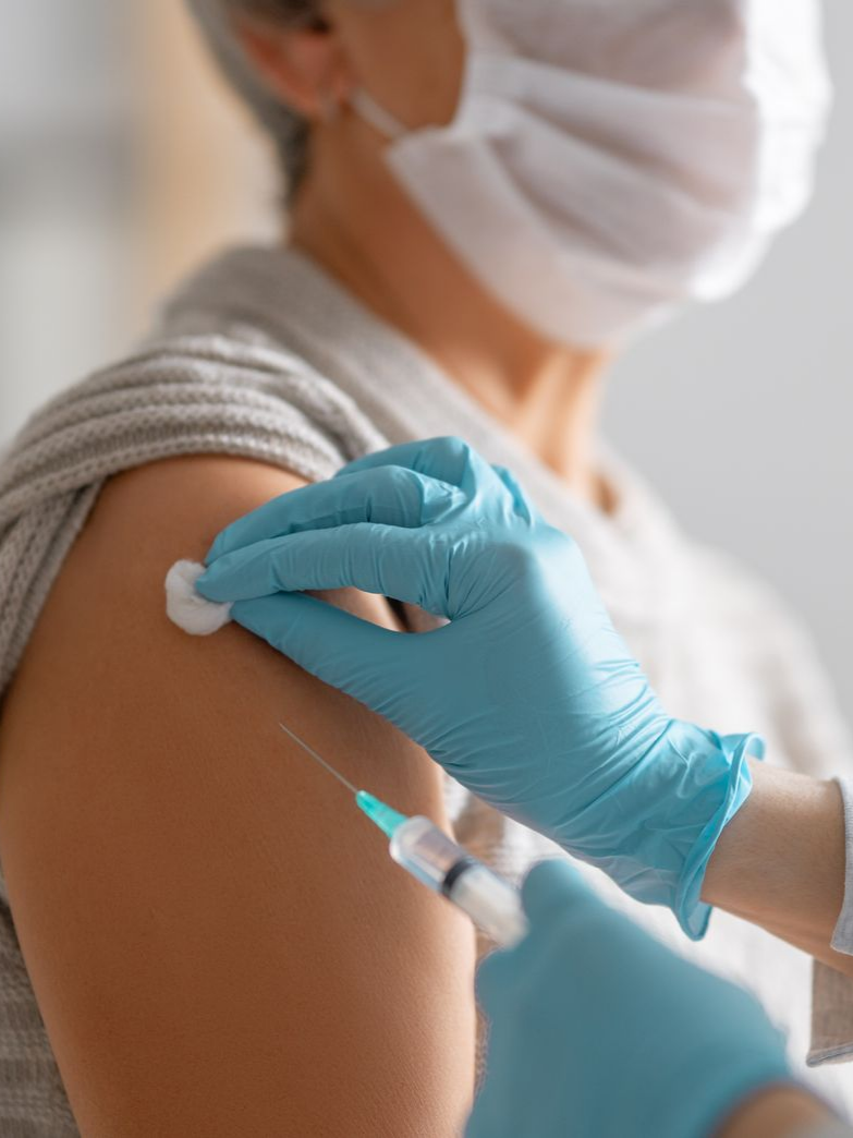 Personne de profil en train de se faire vacciner