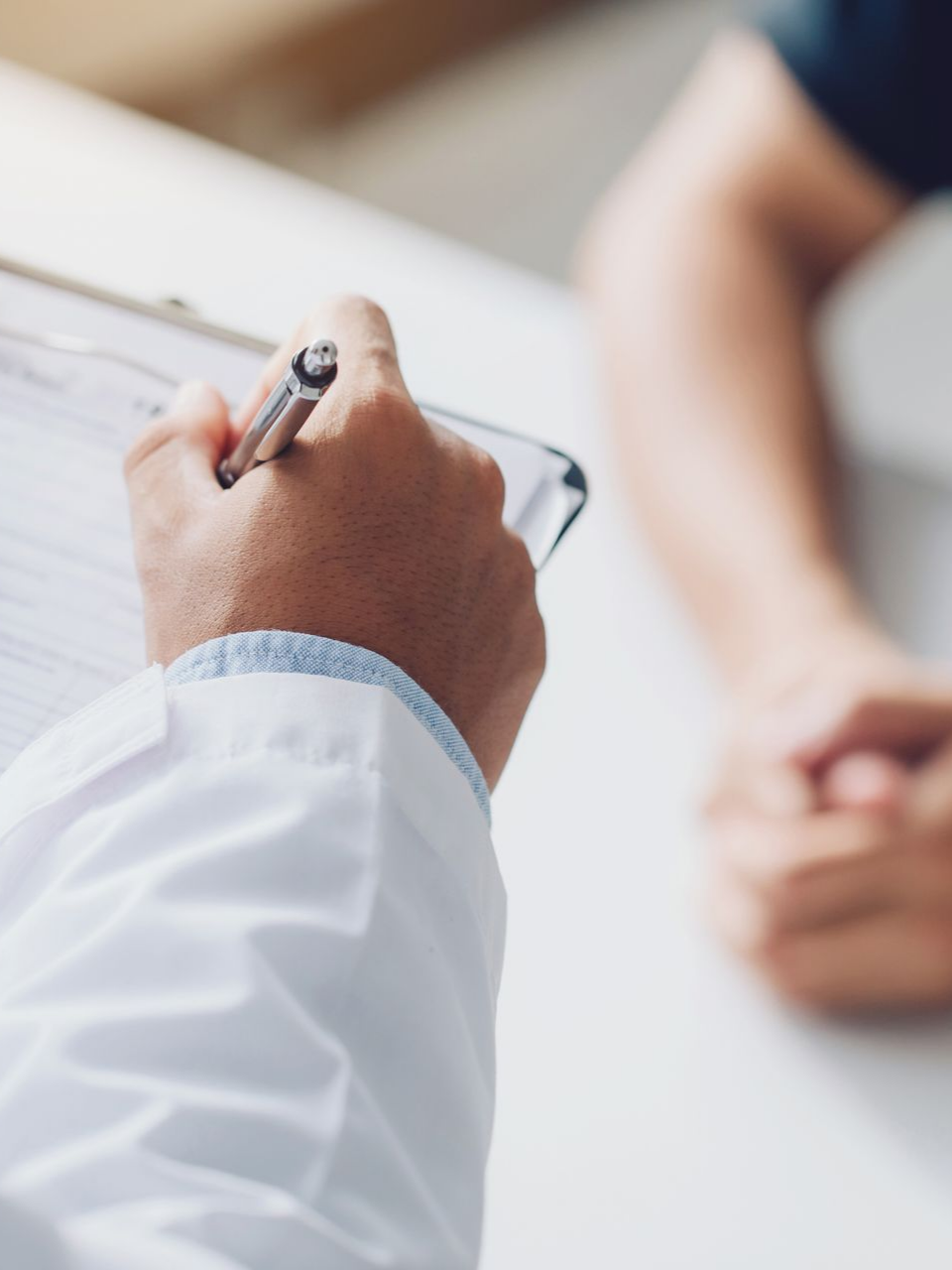 Docteur en consultation avec un patient